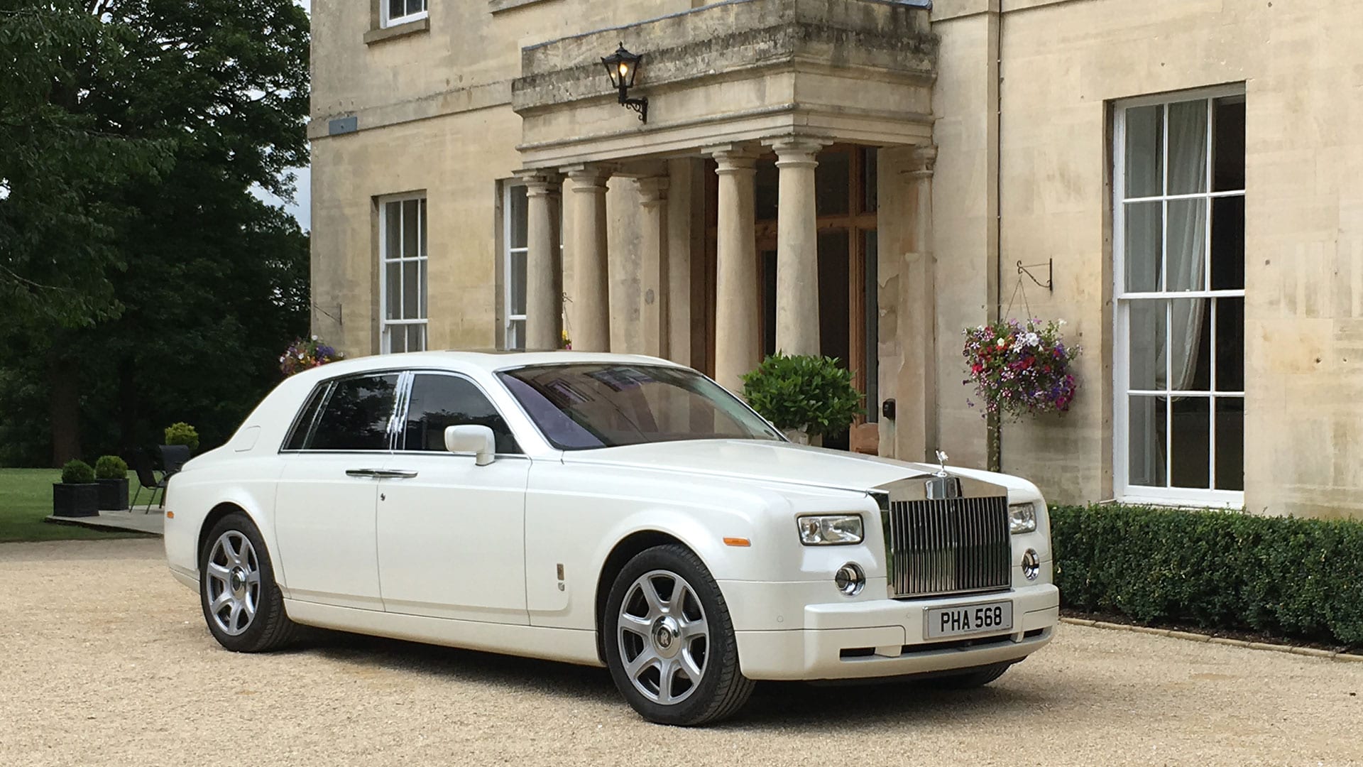 Белый роллс. Rolls Royce Phantom 2000. Rolls Royce Phantom белый. Rolls Royce Phantom 2021 белый. RR Phantom 2000.